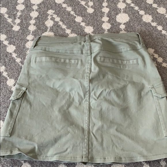 Light green sage color mini skirt - Picture 4 of 4